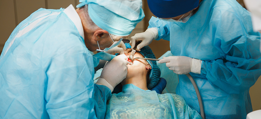 博愛牙科醫務團隊井然有序通力配合完成一項高質量嘅種植修復手術，保障安全、效率與效果。